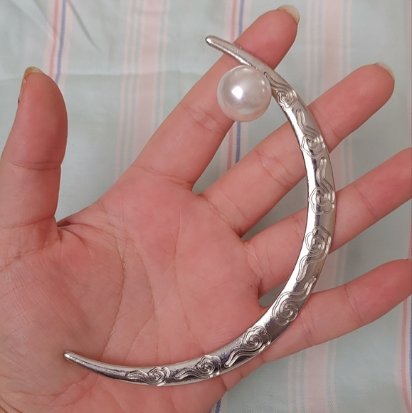 Pearl Moon Hair Accessory - Picture 2 of 4